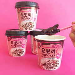 Yopokki Bolinho de Arroz Coreano Instantâneo sabor Chocolate Topokki Copo - 120 gramas