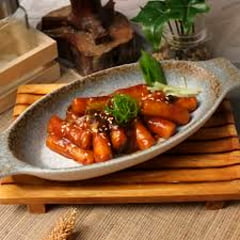 Topokki Bolinho de Arroz Coreano Instantâneo sabor Soja Preta Jjajang Pink Rocket Copo - 120 gramas