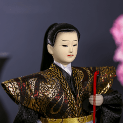 Boneco Japonês Samurai com Kimono Dourado e Preto - 30 cm