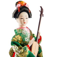 [ PEQUENOS DEFEITOS ] Boneca Japonesa Gueixa Artesanal com Kimono Verde e Sanshin - 30cm